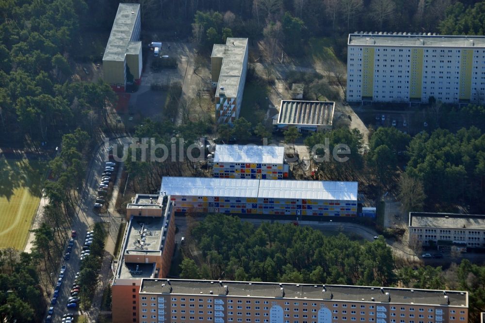 Luftaufnahme Berlin - Baustelle zum Neubau Containerdorf für Flüchtlinge im Allende- Viertel in Berlin Köpenick