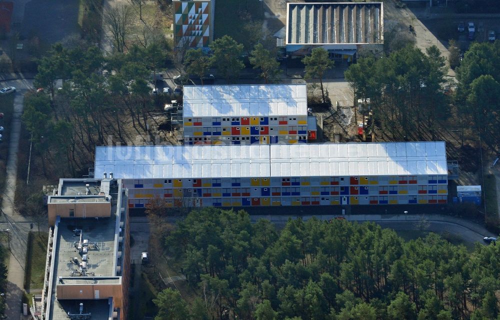 Berlin von oben - Baustelle zum Neubau Containerdorf für Flüchtlinge im Allende- Viertel in Berlin Köpenick