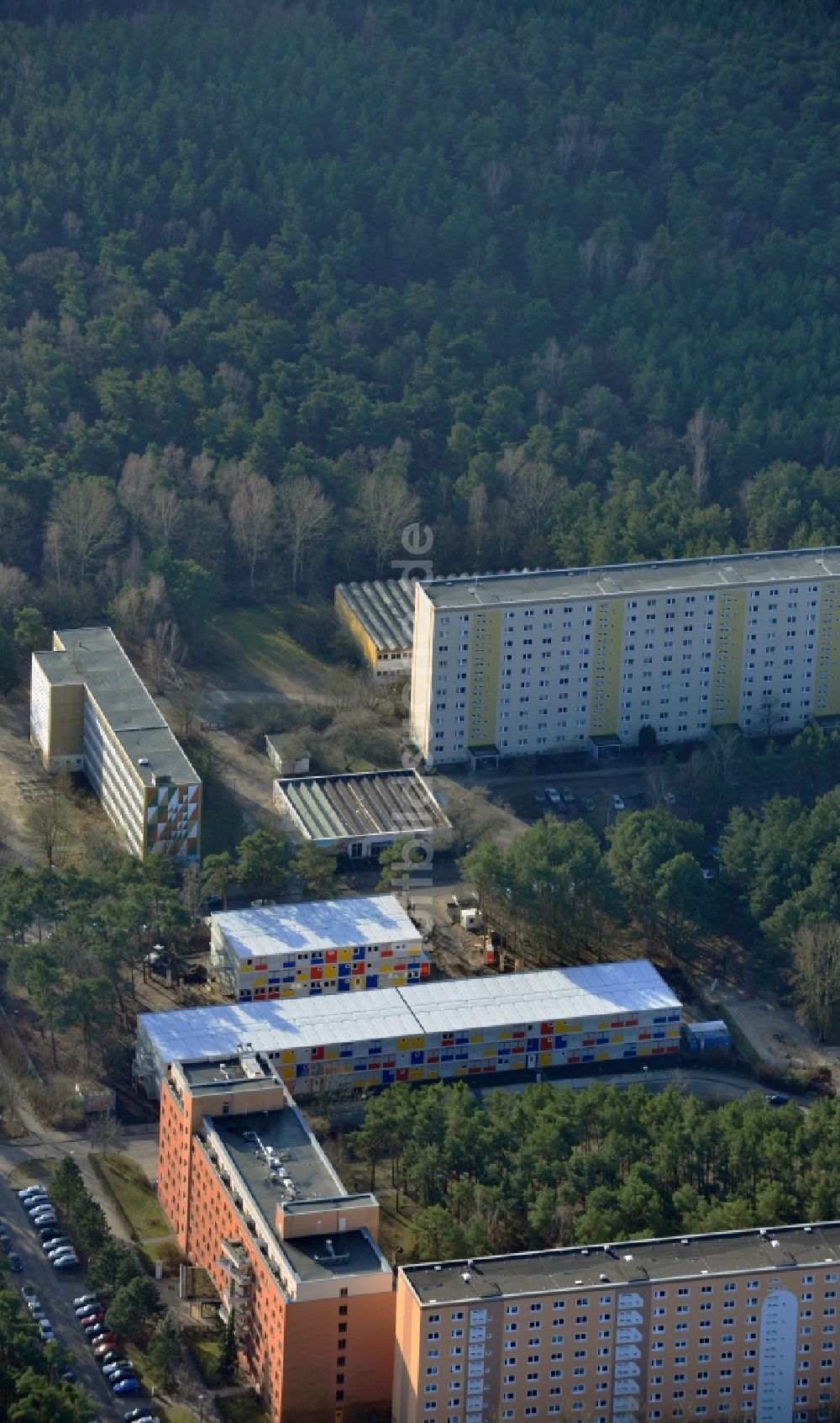 Luftaufnahme Berlin - Baustelle zum Neubau Containerdorf für Flüchtlinge im Allende- Viertel in Berlin Köpenick