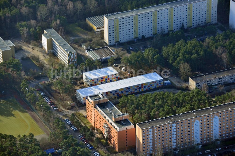 Berlin von oben - Baustelle zum Neubau Containerdorf für Flüchtlinge im Allende- Viertel in Berlin Köpenick