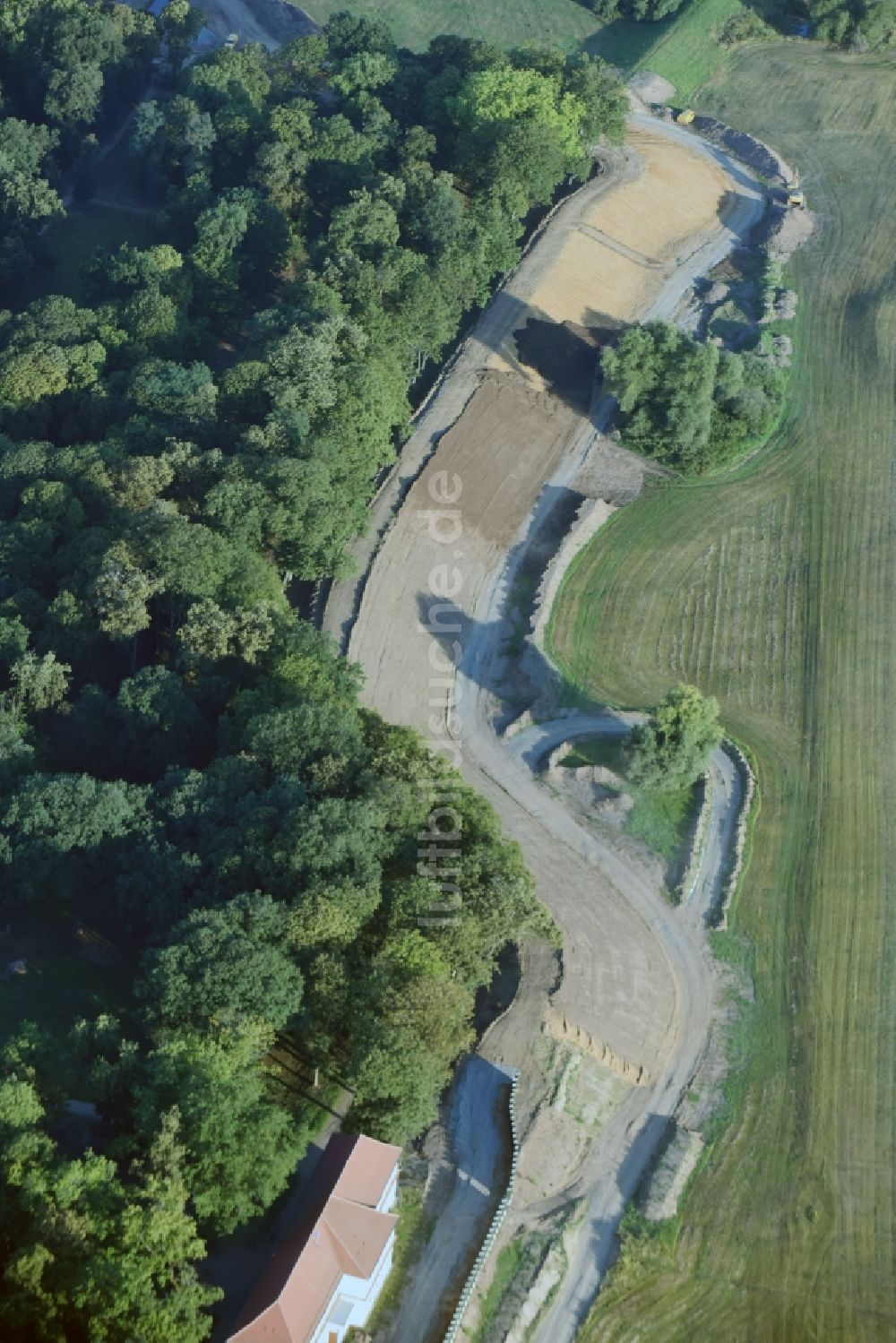 Pretzsch (Elbe) von oben - Baustelle zum Neubau einer Deichanlage am Schloss und Schlosspark in Pretzsch (Elbe) im Bundesland Sachsen-Anhalt