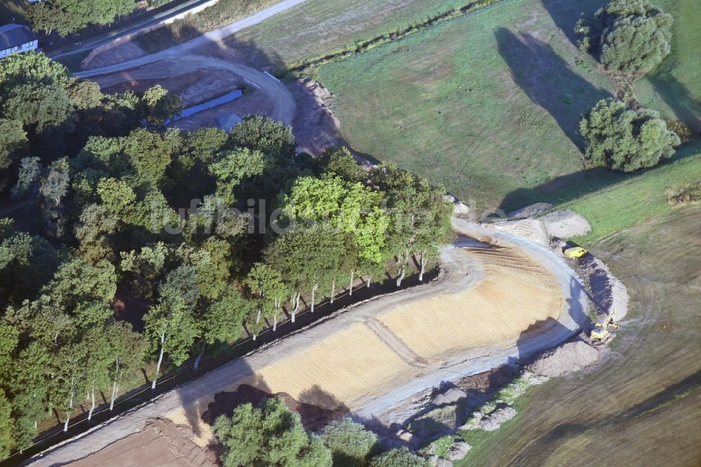 Luftbild Pretzsch (Elbe) - Baustelle zum Neubau einer Deichanlage am Schloss und Schlosspark in Pretzsch (Elbe) im Bundesland Sachsen-Anhalt