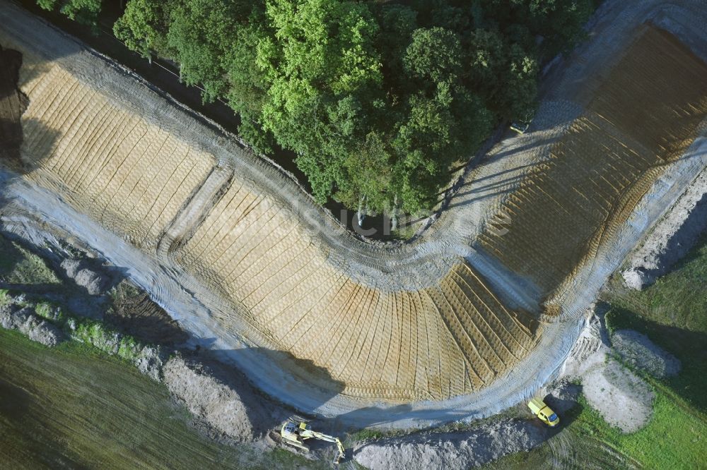 Luftbild Pretzsch (Elbe) - Baustelle zum Neubau einer Deichanlage am Schloss und Schlosspark in Pretzsch (Elbe) im Bundesland Sachsen-Anhalt