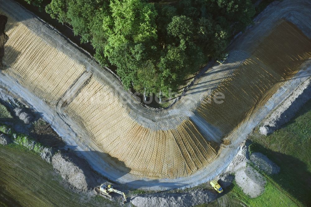 Luftaufnahme Pretzsch (Elbe) - Baustelle zum Neubau einer Deichanlage am Schloss und Schlosspark in Pretzsch (Elbe) im Bundesland Sachsen-Anhalt