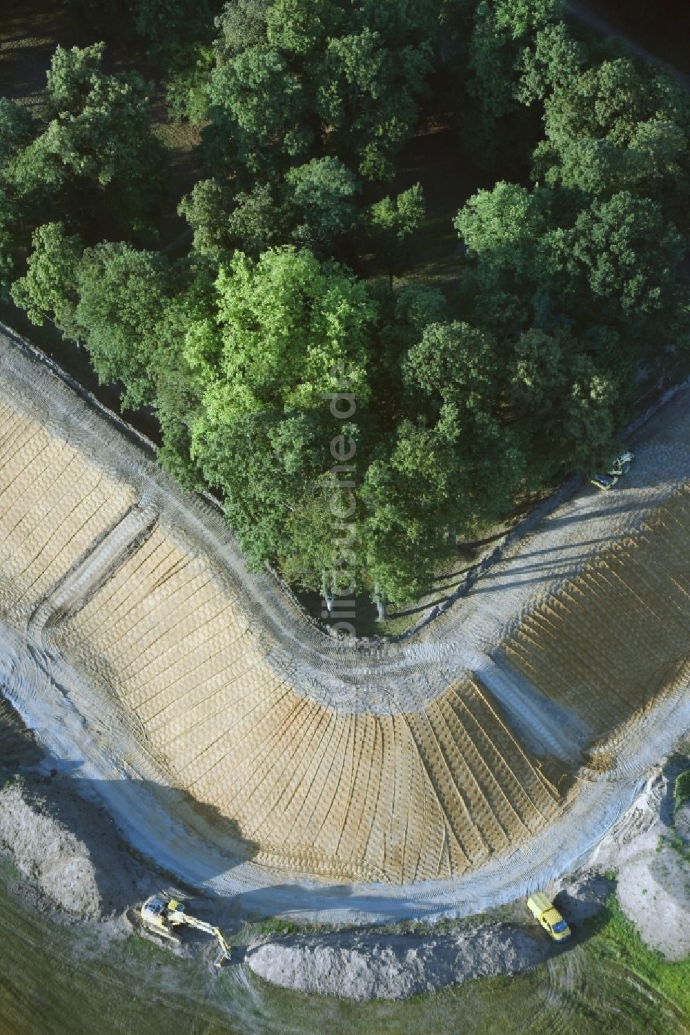 Pretzsch (Elbe) von oben - Baustelle zum Neubau einer Deichanlage am Schloss und Schlosspark in Pretzsch (Elbe) im Bundesland Sachsen-Anhalt