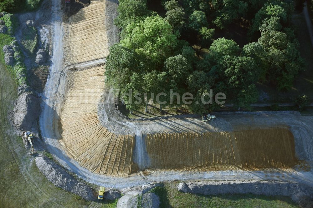 Luftaufnahme Pretzsch (Elbe) - Baustelle zum Neubau einer Deichanlage am Schloss und Schlosspark in Pretzsch (Elbe) im Bundesland Sachsen-Anhalt