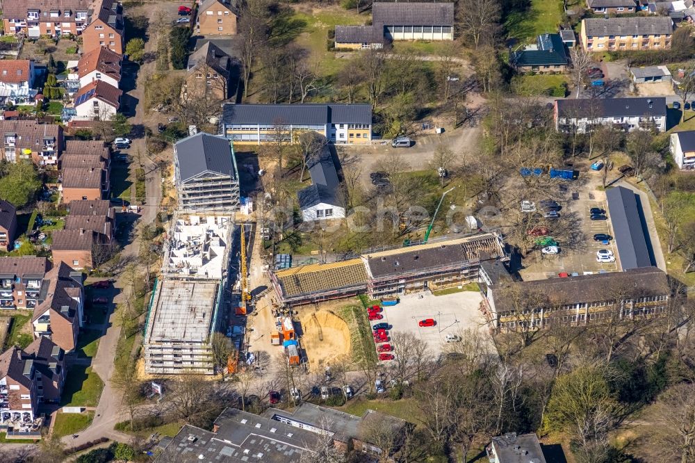 Voerde von oben - Baustelle zum Neubau dreier Wohnhäuser Am Bauhof im Ortsteil Friedrichsfeld in Voerde im Bundesland Nordrhein-Westfalen, Deutschland