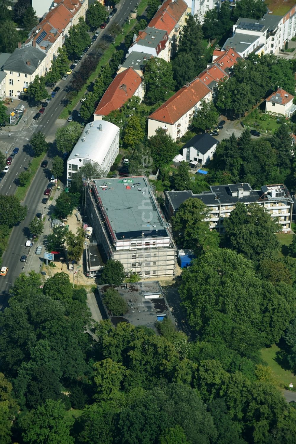 Luftaufnahme Berlin - Baustelle zum Neubau des DRK-Blutspendedienst Nord-Ost am Hindenburgdamm im Ortsteil Steglitz in Berlin, Deutschland