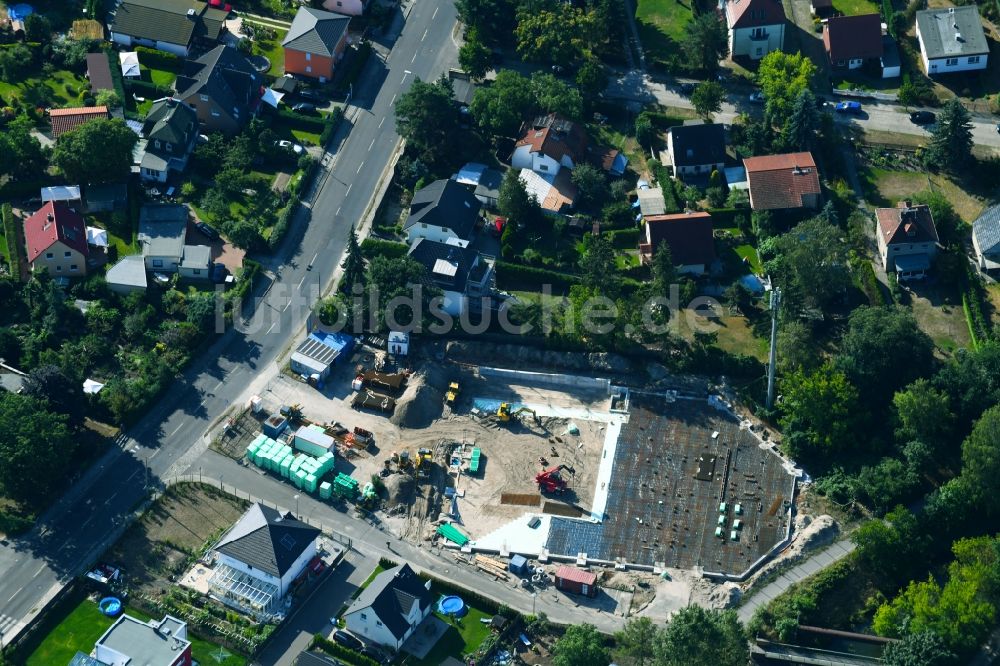 Berlin aus der Vogelperspektive: Baustelle zum Neubau des Edeka Markt- Einkaufszentrum Bismarcksfelderstraße Ecke Kaulsdorfer Straße in Berlin, Deutschland