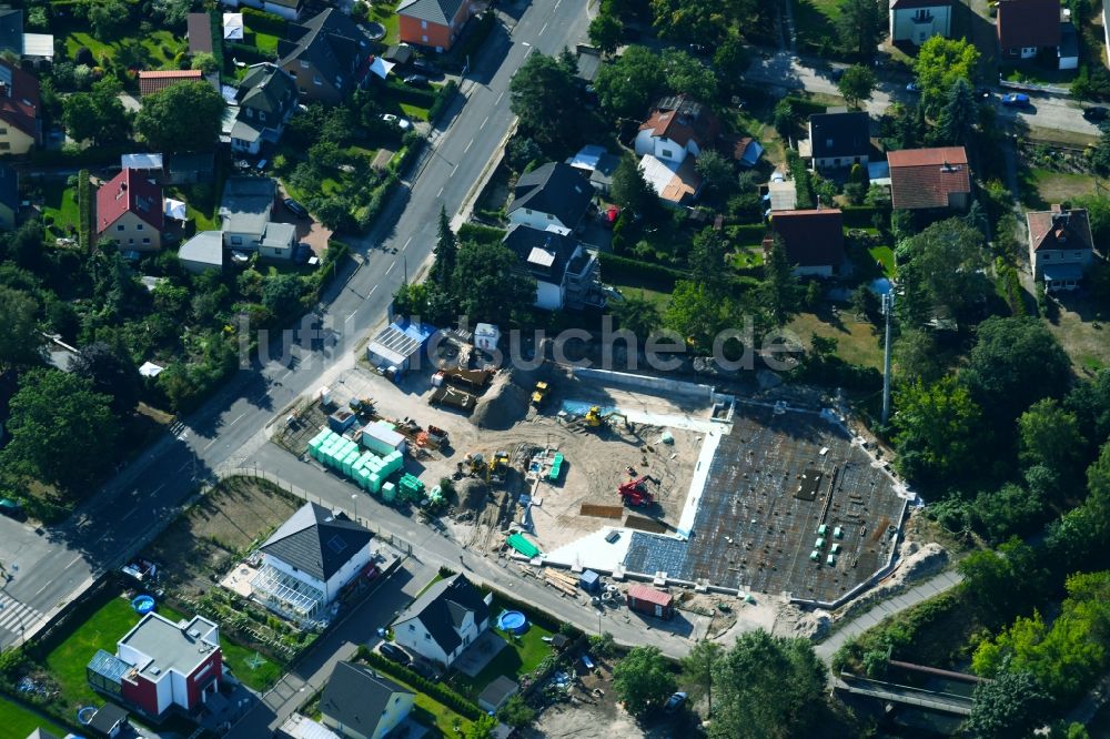 Luftbild Berlin - Baustelle zum Neubau des Edeka Markt- Einkaufszentrum Bismarcksfelderstraße Ecke Kaulsdorfer Straße in Berlin, Deutschland