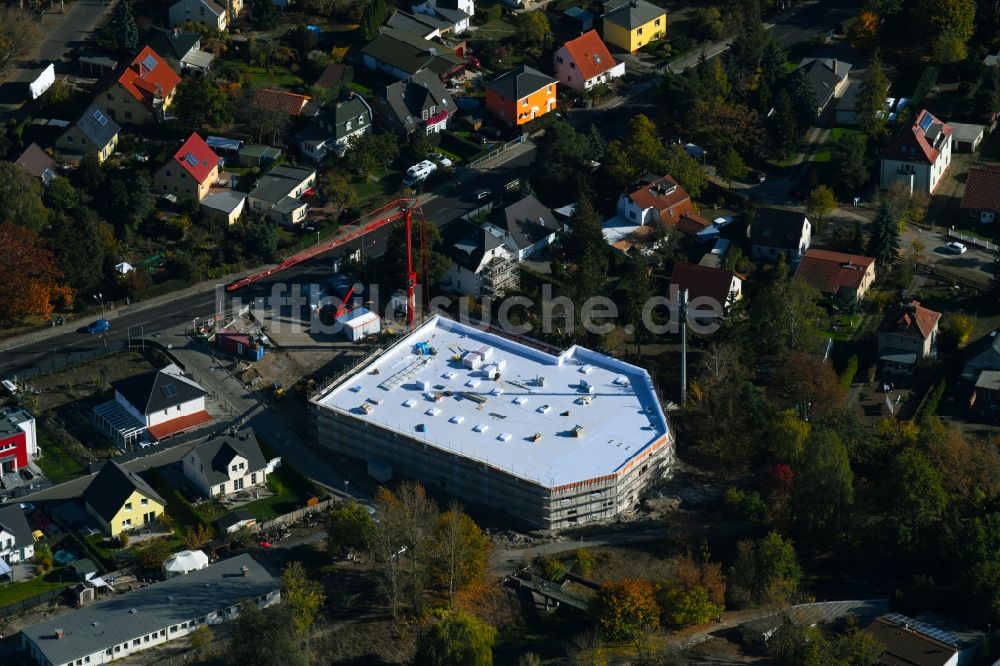 Luftbild Berlin - Baustelle zum Neubau des Edeka Markt- Einkaufszentrum Bismarcksfelderstraße Ecke Kaulsdorfer Straße in Berlin, Deutschland