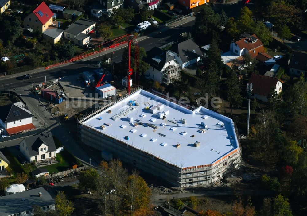 Berlin aus der Vogelperspektive: Baustelle zum Neubau des Edeka Markt- Einkaufszentrum Bismarcksfelderstraße Ecke Kaulsdorfer Straße in Berlin, Deutschland