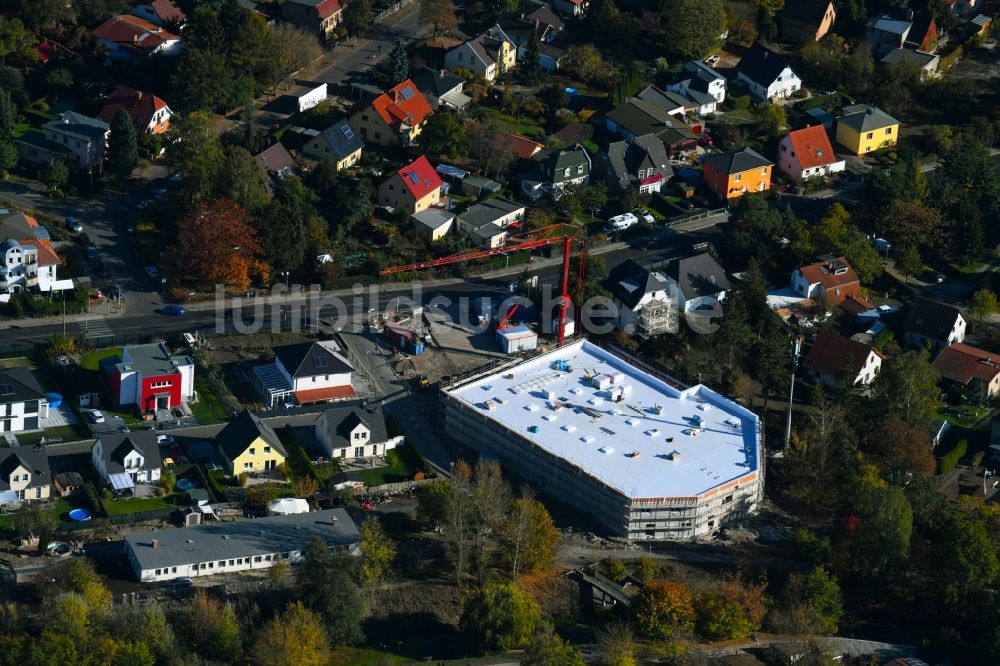 Luftbild Berlin - Baustelle zum Neubau des Edeka Markt- Einkaufszentrum Bismarcksfelderstraße Ecke Kaulsdorfer Straße in Berlin, Deutschland