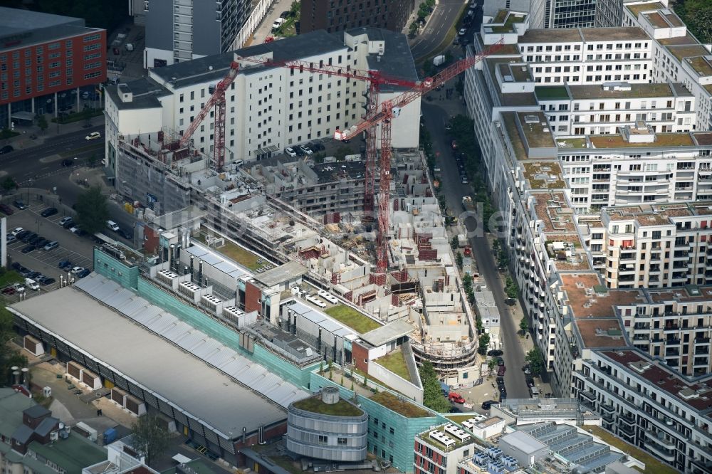 Berlin von oben - Baustelle zum Neubau von Eigentumswohnungen und Gewerbeeinheiten im Stadtteil Mitte in Berlin