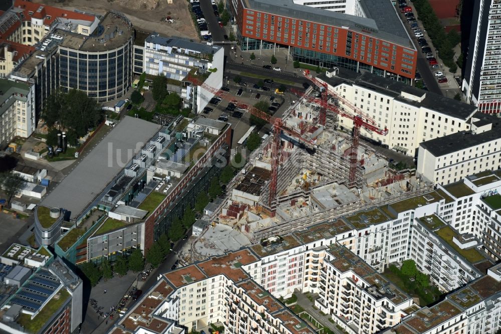 Berlin aus der Vogelperspektive: Baustelle zum Neubau von Eigentumswohnungen und Gewerbeeinheiten im Stadtteil Mitte in Berlin