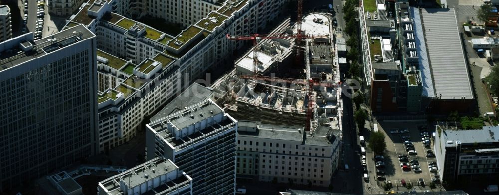 Luftbild Berlin - Baustelle zum Neubau von Eigentumswohnungen und Gewerbeeinheiten im Stadtteil Mitte in Berlin