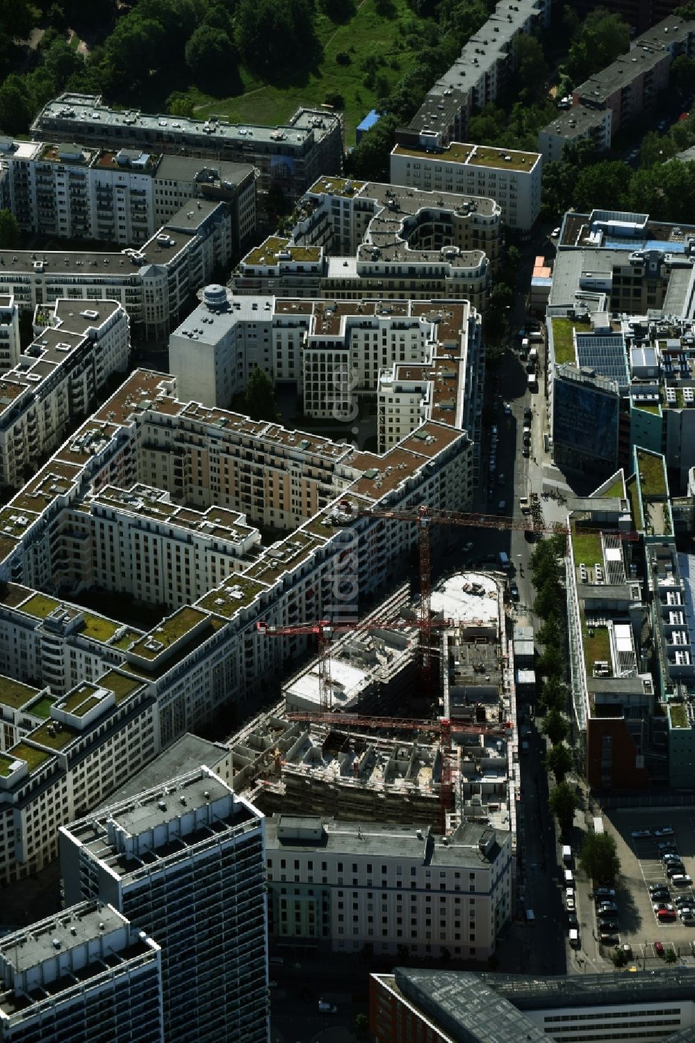 Berlin von oben - Baustelle zum Neubau von Eigentumswohnungen und Gewerbeeinheiten im Stadtteil Mitte in Berlin