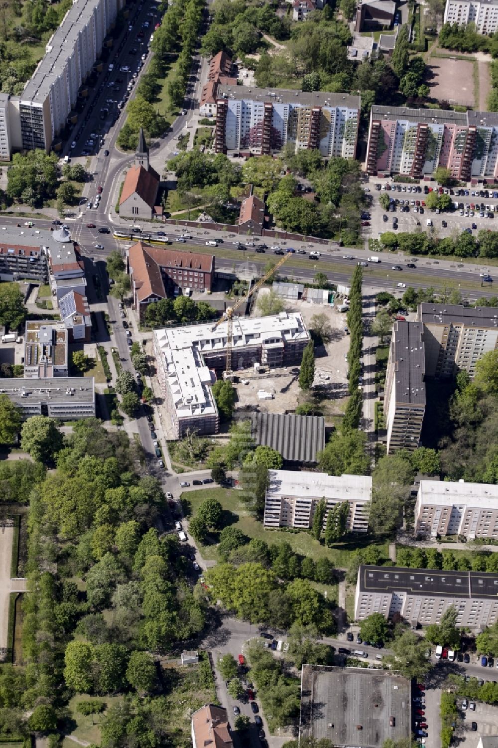 Luftbild Berlin - Baustelle zum Neubau zu einem DOMICIL- Seniorenpflegeheim an der Alfred-Kowalke-Straße im Stadtbezirk Lichtenberg in Berlin