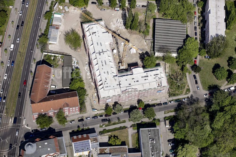 Luftaufnahme Berlin - Baustelle zum Neubau zu einem DOMICIL- Seniorenpflegeheim an der Alfred-Kowalke-Straße im Stadtbezirk Lichtenberg in Berlin