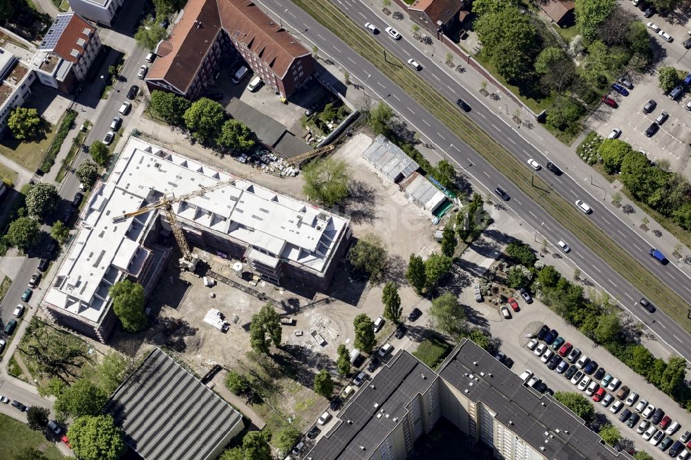 Luftbild Berlin - Baustelle zum Neubau zu einem DOMICIL- Seniorenpflegeheim an der Alfred-Kowalke-Straße im Stadtbezirk Lichtenberg in Berlin