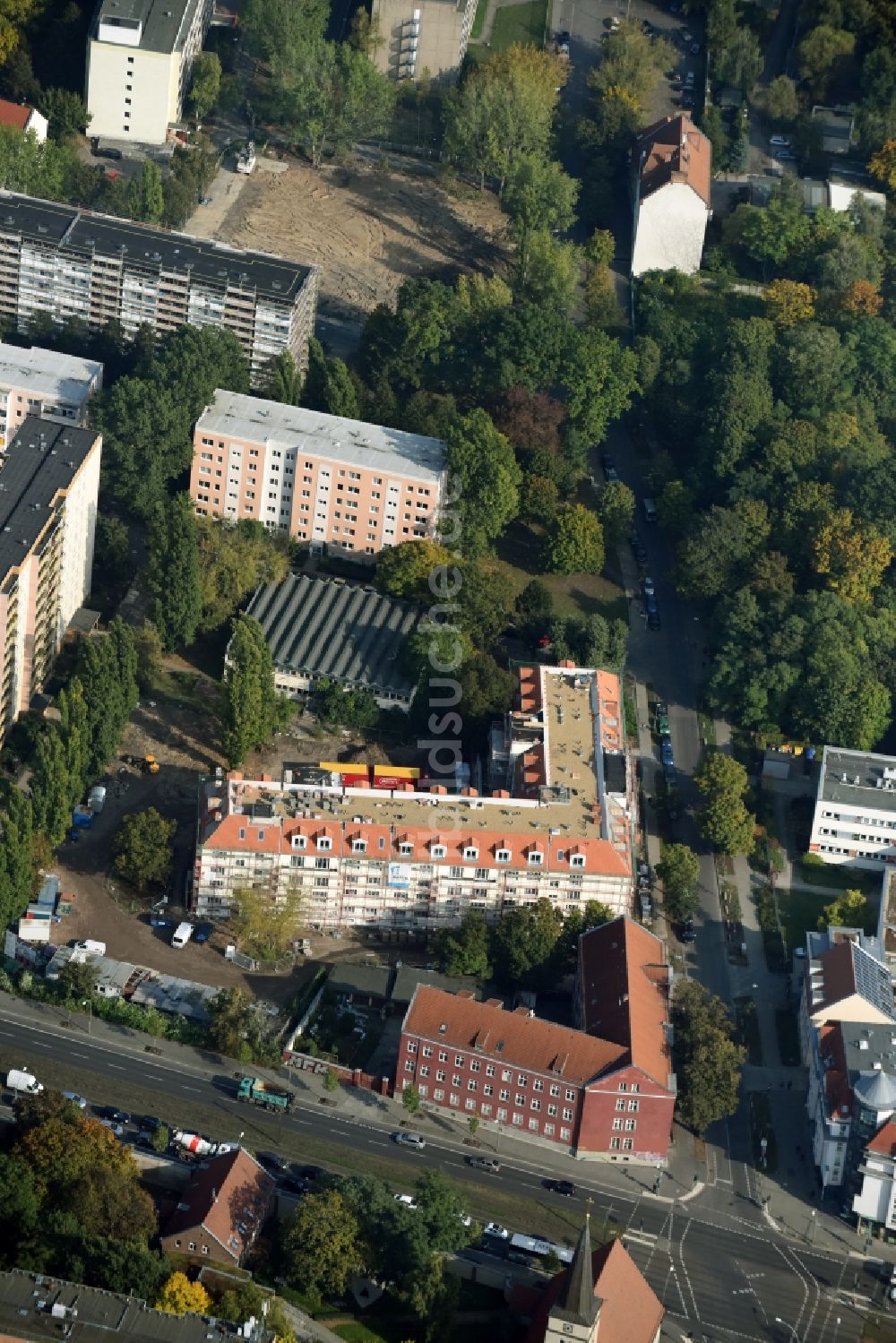 Luftbild Berlin - Baustelle zum Neubau zu einem DOMICIL- Seniorenpflegeheim an der Alfred-Kowalke-Straße im Stadtbezirk Lichtenberg in Berlin