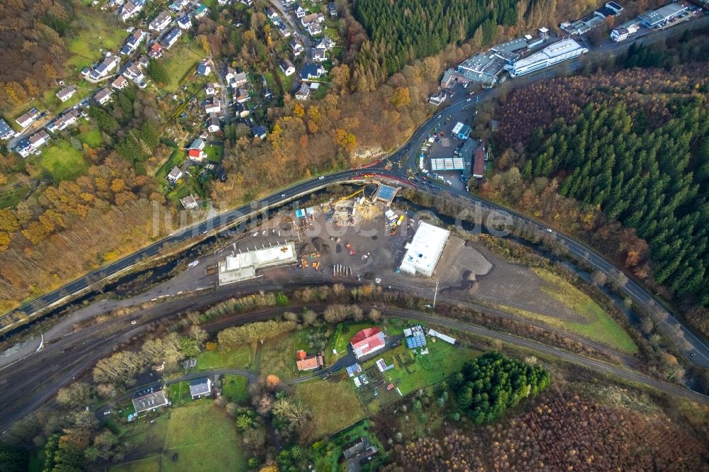 Lüdenscheid aus der Vogelperspektive: Baustelle zum Neubau von einem Edeka - Supermarkt - Nahversorgungszentrum und einem Trinkgut - Getränkemarkt entlang der Volmestraße im Ortsteil Brügge in Lüdenscheid im Bundesland Nordrhein-Westfalen, Deutschland