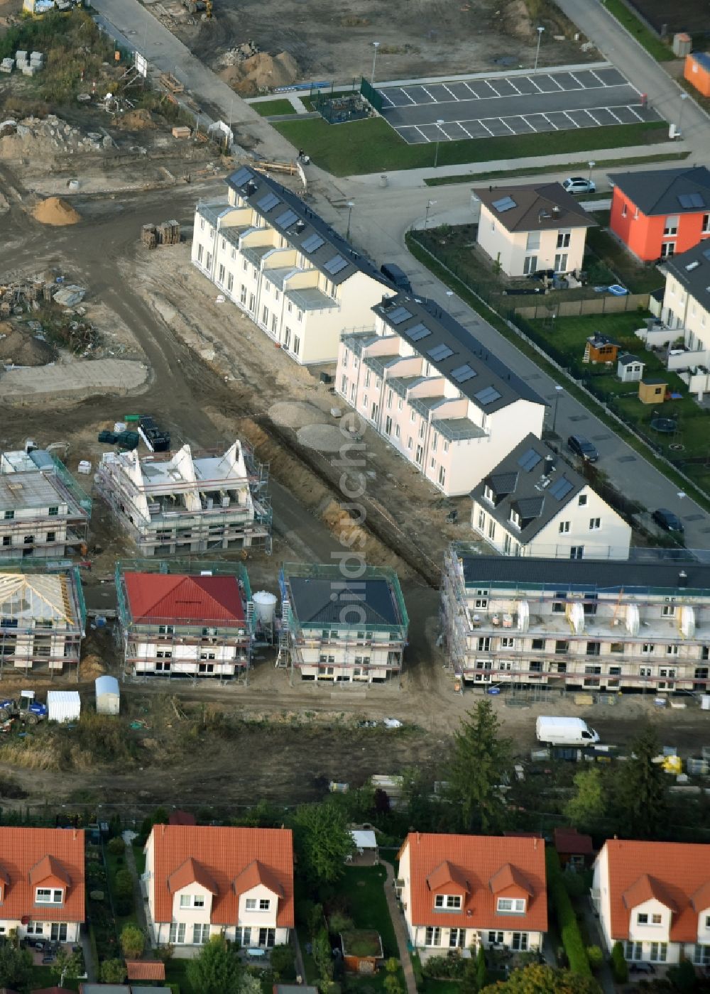 Berlin aus der Vogelperspektive: Baustelle zum Neubau einer Einfamilienhaus Siedlung an der Theodorstraße in Berlin