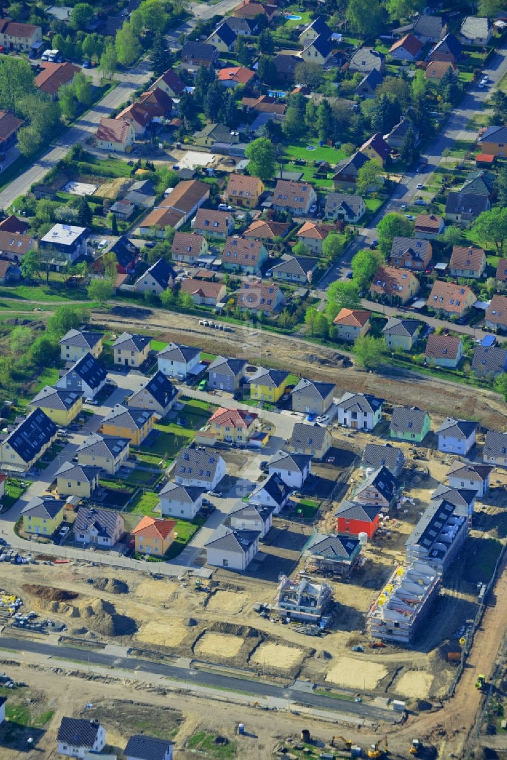 Berlin aus der Vogelperspektive: Baustelle zum Neubau einer Einfamilienhaus-Wohnanlage am Arturweg in Mahlsdorf im Bezirk Marzahn-Hellersdorf in Berlin