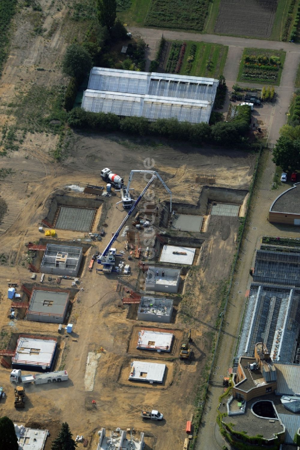 Luftaufnahme Berlin - Baustelle zum Neubau von Einfamilienhäusern und Doppelhäusern an der Mohriner Allee im Ortsteil Britz in Berlin