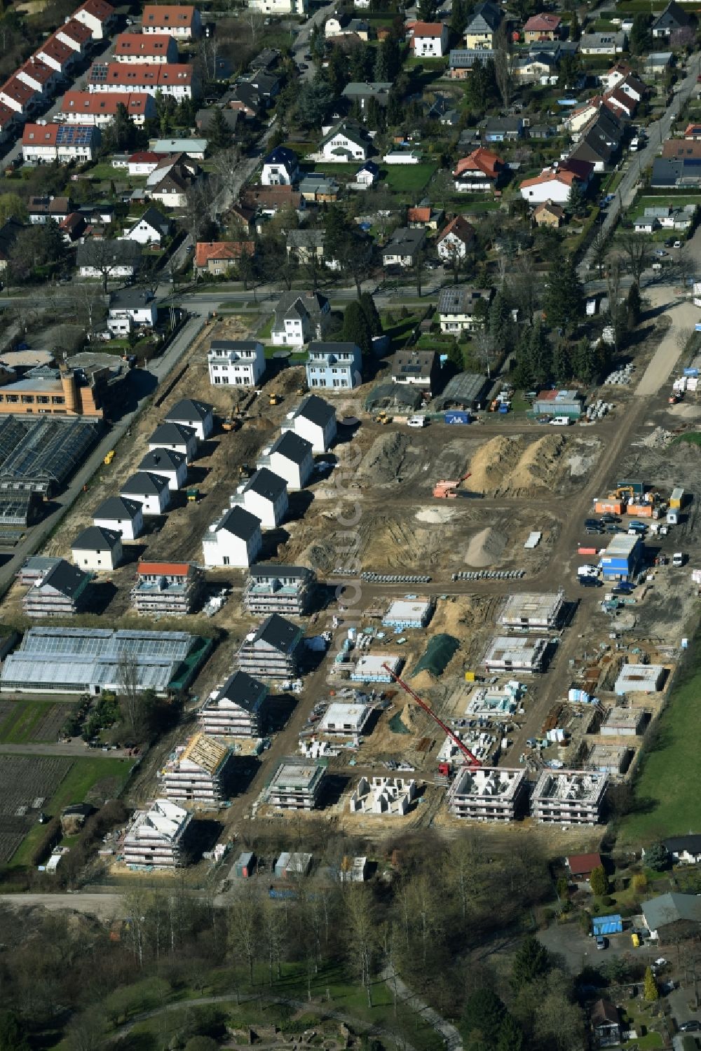 Berlin von oben - Baustelle zum Neubau von Einfamilienhäusern und Doppelhäusern an der Mohriner Allee im Ortsteil Britz in Berlin