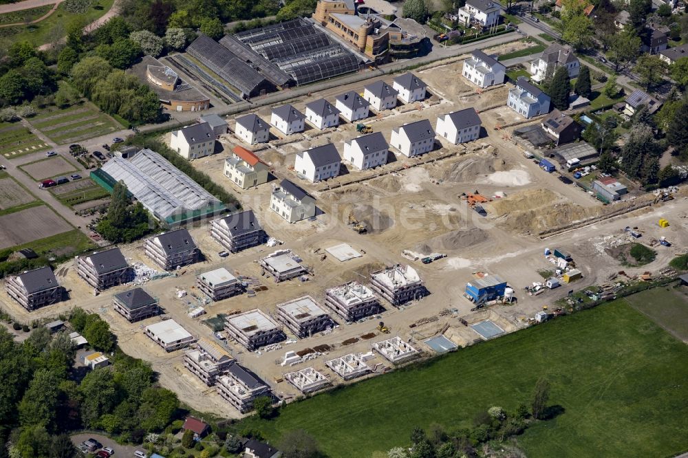 Berlin aus der Vogelperspektive: Baustelle zum Neubau von Einfamilienhäusern und Doppelhäusern an der Mohriner Allee im Ortsteil Britz in Berlin