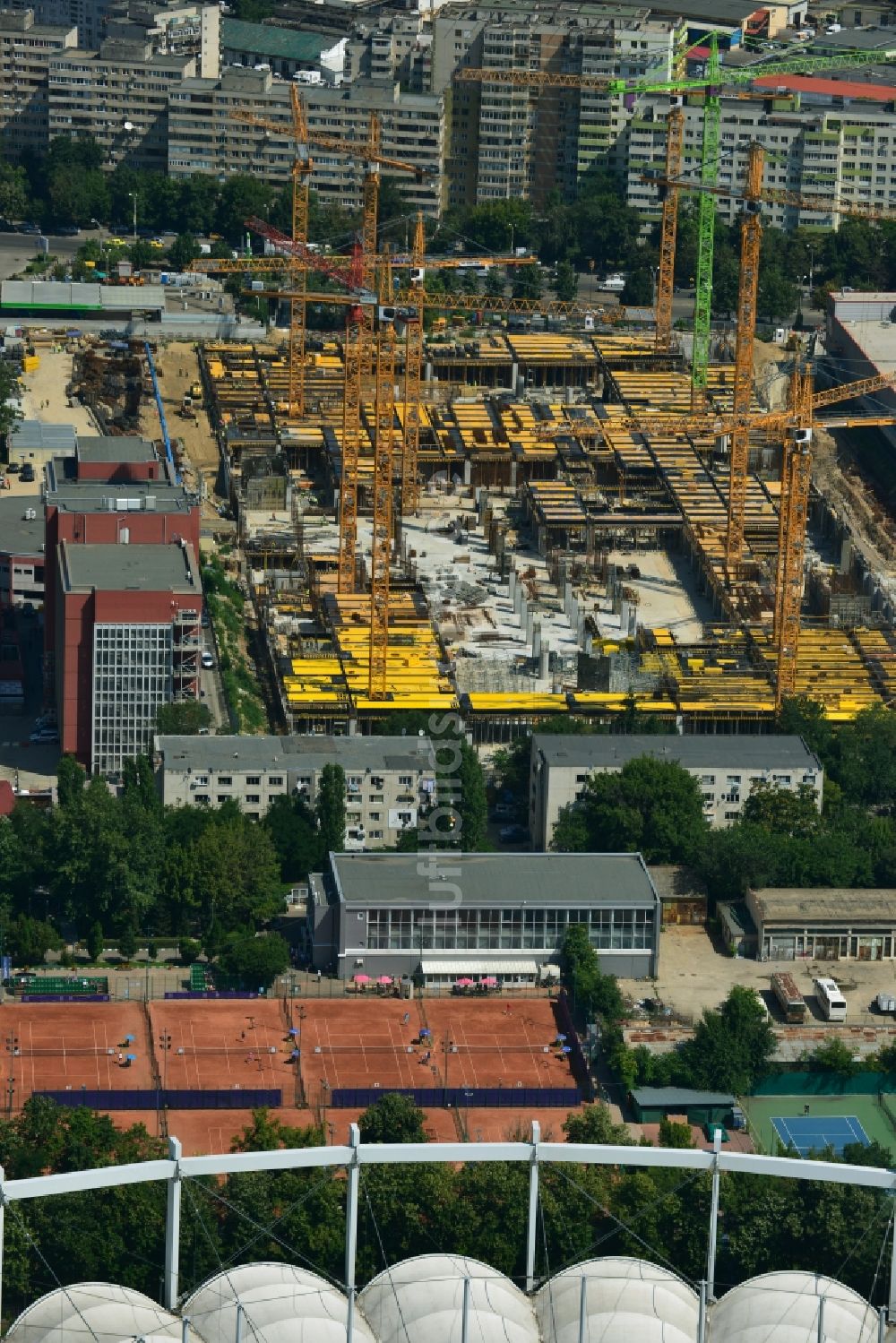 Luftaufnahme Bukarest - Baustelle zum Neubau des Einkaufszentrum Mega Mall Bucharest an der Pierre de Coubert in Bukarest in Rumänien