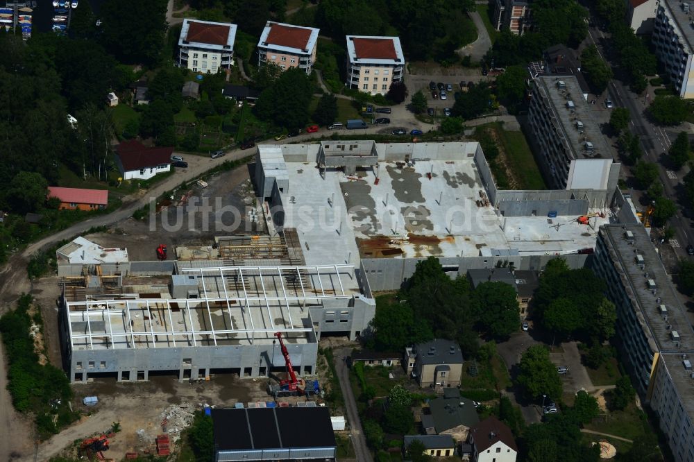 Luftbild Erkner - Baustelle zum Neubau des Einkaufszentrums City-Center an der Friedrichstraße - Uferpromenade in Erkner im Bundesland Brandenburg