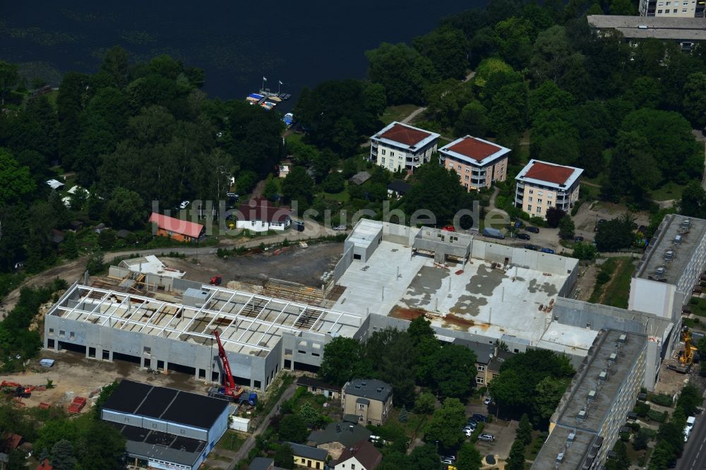 Luftaufnahme Erkner - Baustelle zum Neubau des Einkaufszentrums City-Center an der Friedrichstraße - Uferpromenade in Erkner im Bundesland Brandenburg