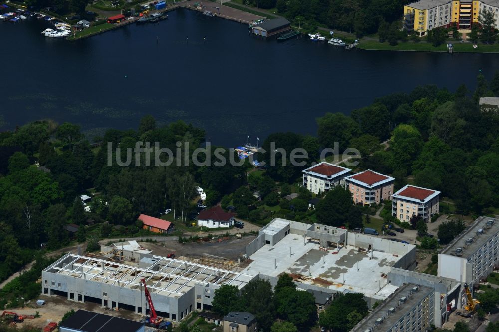 Erkner von oben - Baustelle zum Neubau des Einkaufszentrums City-Center an der Friedrichstraße - Uferpromenade in Erkner im Bundesland Brandenburg