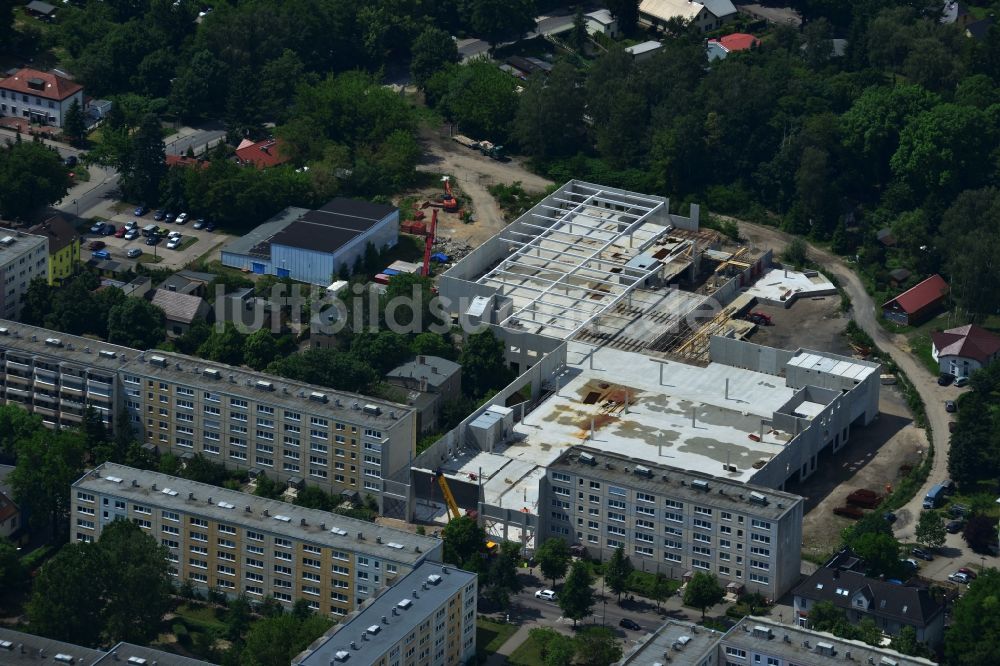 Erkner aus der Vogelperspektive: Baustelle zum Neubau des Einkaufszentrums City-Center an der Friedrichstraße - Uferpromenade in Erkner im Bundesland Brandenburg