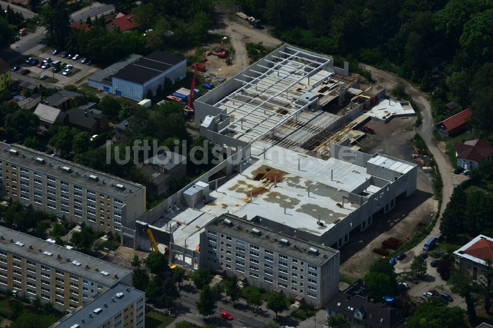 Luftbild Erkner - Baustelle zum Neubau des Einkaufszentrums City-Center an der Friedrichstraße - Uferpromenade in Erkner im Bundesland Brandenburg