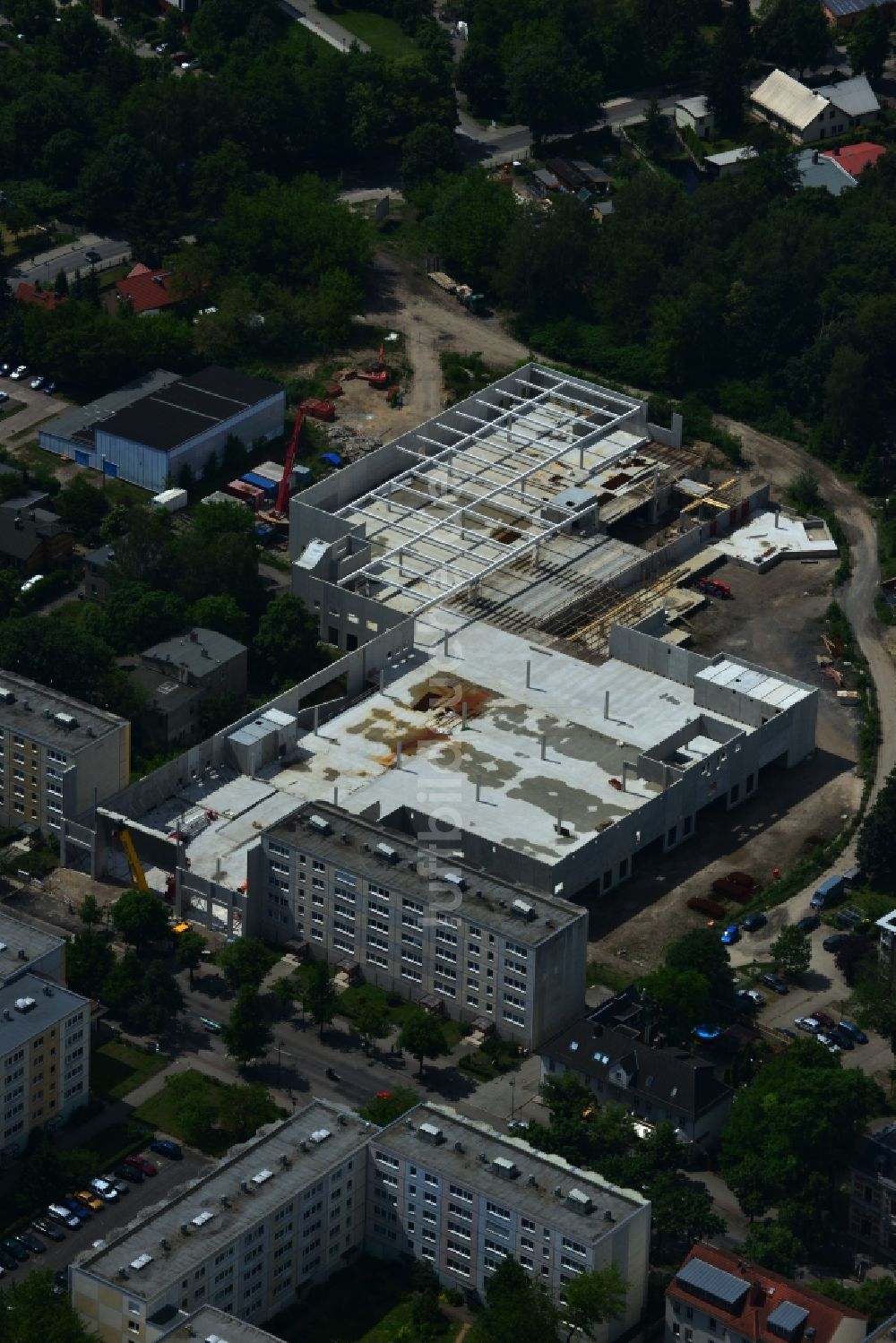 Luftaufnahme Erkner - Baustelle zum Neubau des Einkaufszentrums City-Center an der Friedrichstraße - Uferpromenade in Erkner im Bundesland Brandenburg