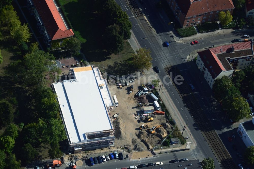 Berlin von oben - Baustelle zum Neubau eines Einkaufszentrums an der Hoernlestraße Ecke Mahlsdorfer Straße im Stadtteil Köpenick in Berlin