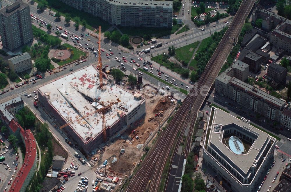 Berlin Hohenschönhausen aus der Vogelperspektive: Baustelle zum Neubau des Einkaufszentrums Ring Center der ECE durch die Holzmann Gruppe an der Frankfurter Allee in Berlin - Lichtenberg