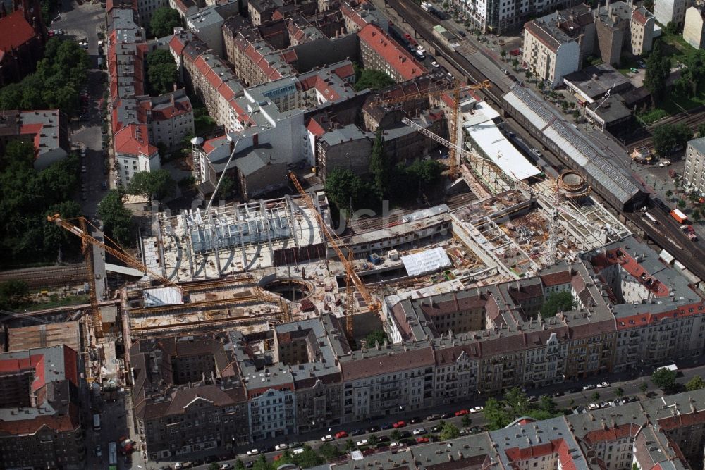 Berlin Prenzlauer Berg aus der Vogelperspektive: Baustelle zum Neubau des Einkaufszentrums Schönhauser Allee Arcaden am S-Bhf. Schönhauser Alle in Berlin Prenzlauer Berg