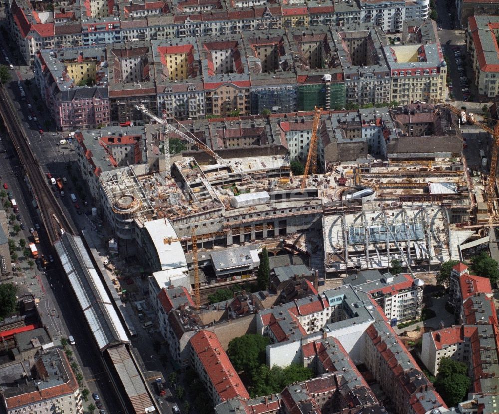 Luftaufnahme Berlin Prenzlauer Berg - Baustelle zum Neubau des Einkaufszentrums Schönhauser Allee Arcaden am S-Bhf. Schönhauser Alle in Berlin Prenzlauer Berg