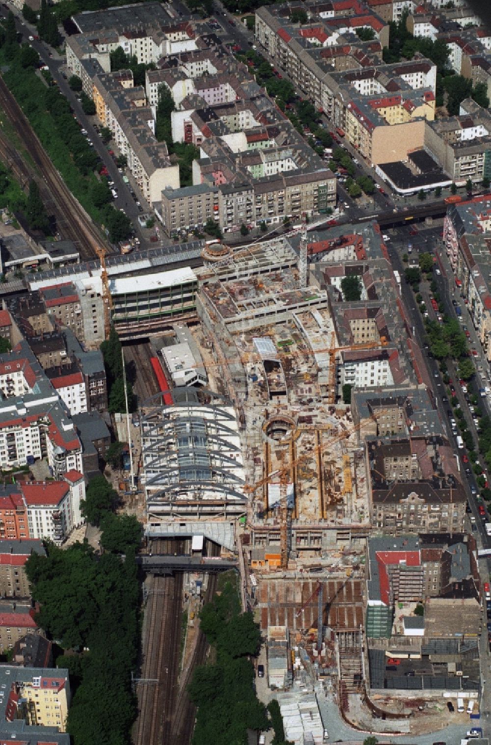 Berlin Prenzlauer Berg aus der Vogelperspektive: Baustelle zum Neubau des Einkaufszentrums Schönhauser Allee Arcaden am S-Bhf. Schönhauser Alle in Berlin Prenzlauer Berg