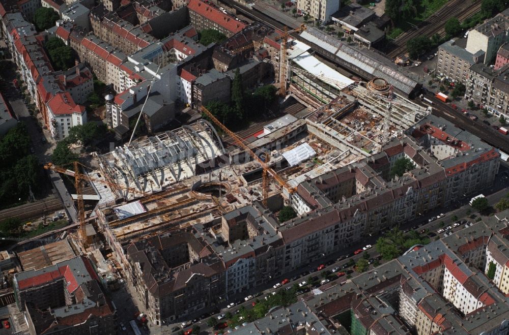 Luftbild Berlin Prenzlauer Berg - Baustelle zum Neubau des Einkaufszentrums Schönhauser Allee Arcaden am S-Bhf. Schönhauser Alle in Berlin Prenzlauer Berg