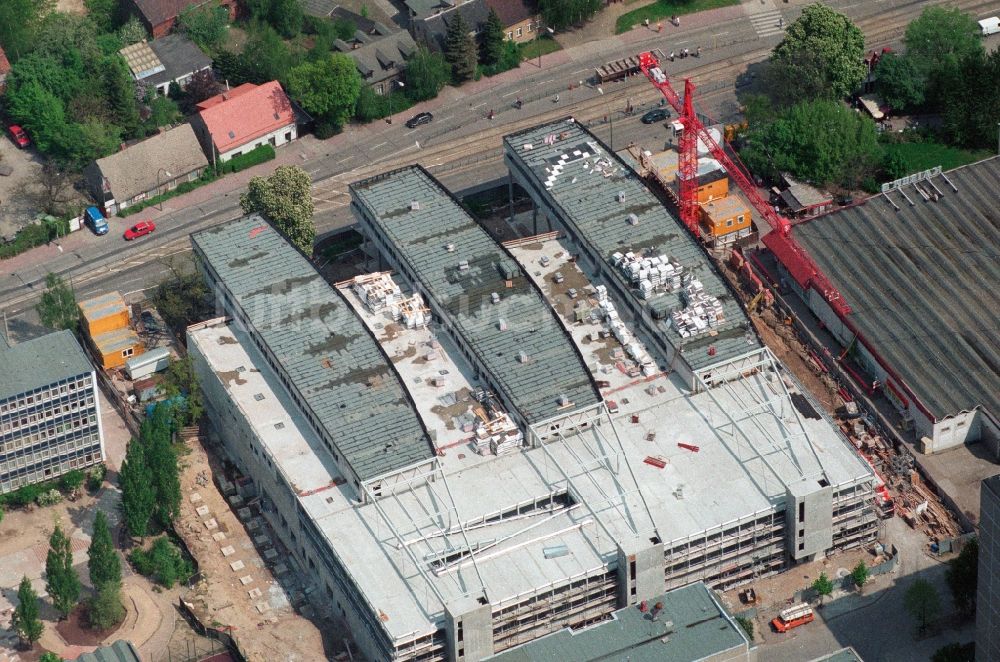 Berlin Hohenschönhausen von oben - Baustelle zum Neubau des Einkaufszentrums Storchenhof der MÜBAU an der Hauptstraße in Berlin - Hohenschönhausen 