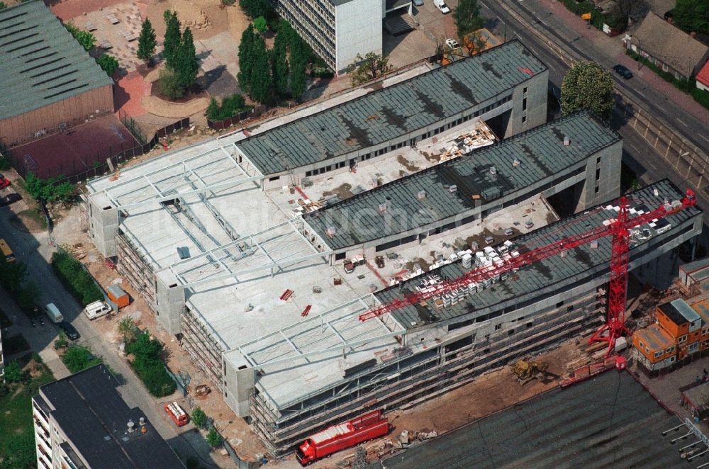 Berlin Hohenschönhausen aus der Vogelperspektive: Baustelle zum Neubau des Einkaufszentrums Storchenhof der MÜBAU an der Hauptstraße in Berlin - Hohenschönhausen 