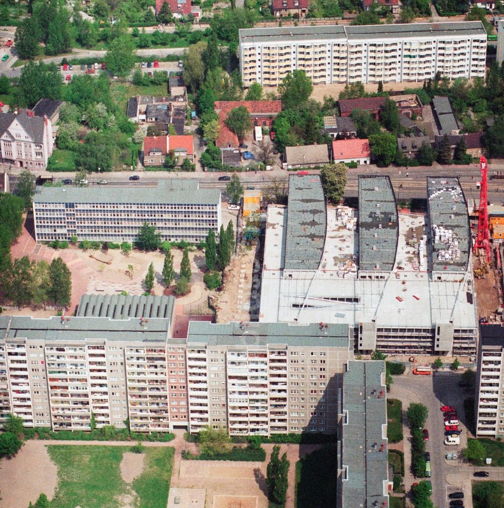 Luftaufnahme Berlin Hohenschönhausen - Baustelle zum Neubau des Einkaufszentrums Storchenhof der MÜBAU an der Hauptstraße in Berlin - Hohenschönhausen 