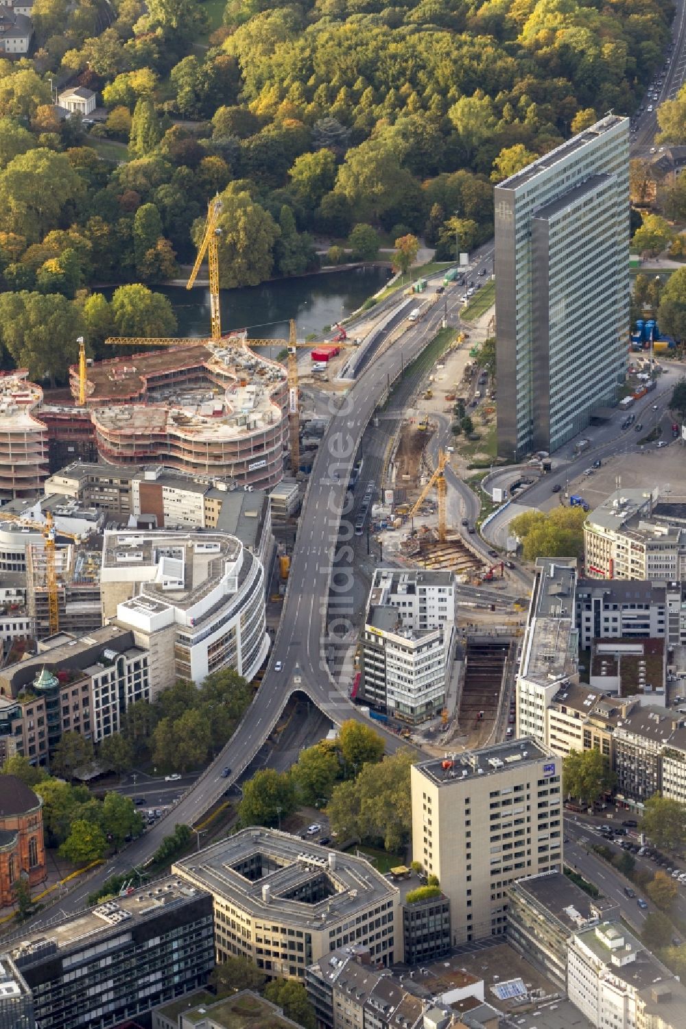 Luftbild Düsseldorf - Baustelle zum Neubau einer Einzelhandels- und Büroimmobilie „ Kö-Bogen “ in Düsseldorf im Bundesland Nordrhein-Westfalen