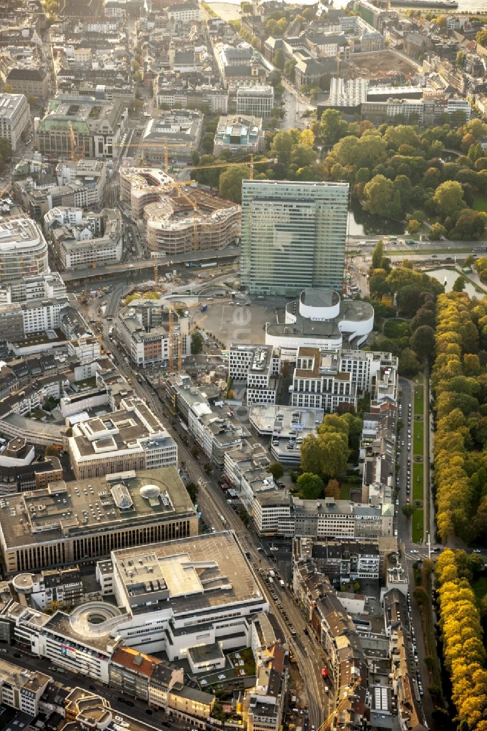 Luftaufnahme Düsseldorf - Baustelle zum Neubau einer Einzelhandels- und Büroimmobilie „ Kö-Bogen “ in Düsseldorf im Bundesland Nordrhein-Westfalen