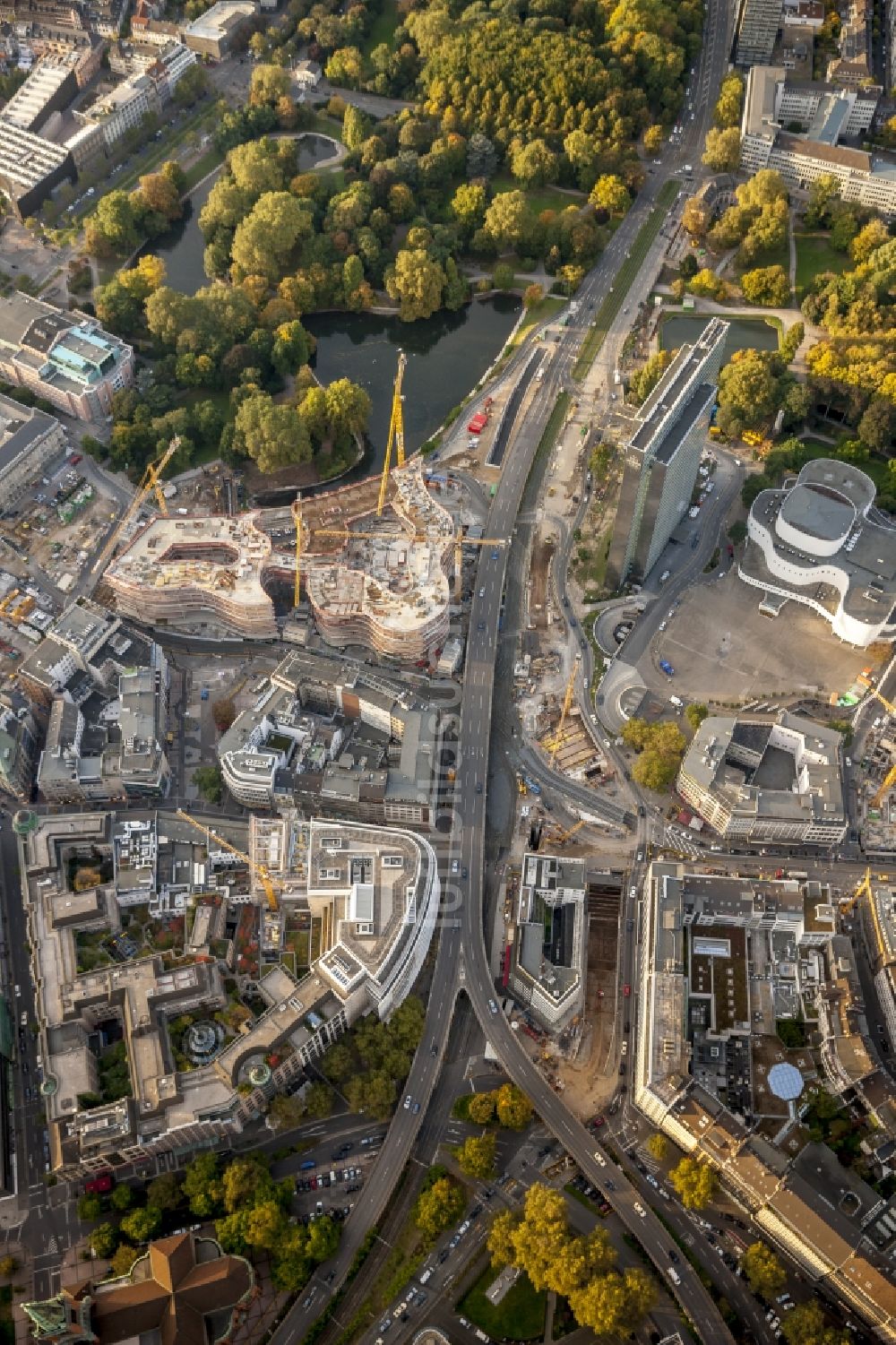 Düsseldorf von oben - Baustelle zum Neubau einer Einzelhandels- und Büroimmobilie „ Kö-Bogen “ in Düsseldorf im Bundesland Nordrhein-Westfalen